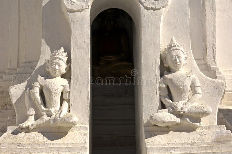 Myanmar, Inle Lake: stupas entrance