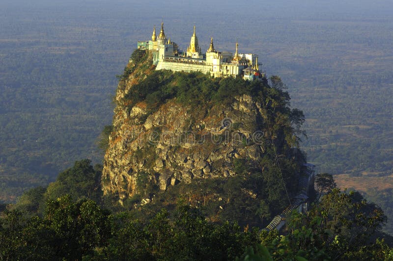 Myanmar, il monte popa o popa collina popa hill è un vulcano probabilmente estinto situato nel centro del myanmar in un monastero buddista si trova sulla vetta del pik del monte popa è noto come taung kalat questa è una vista di taung kalat dal monte popa.