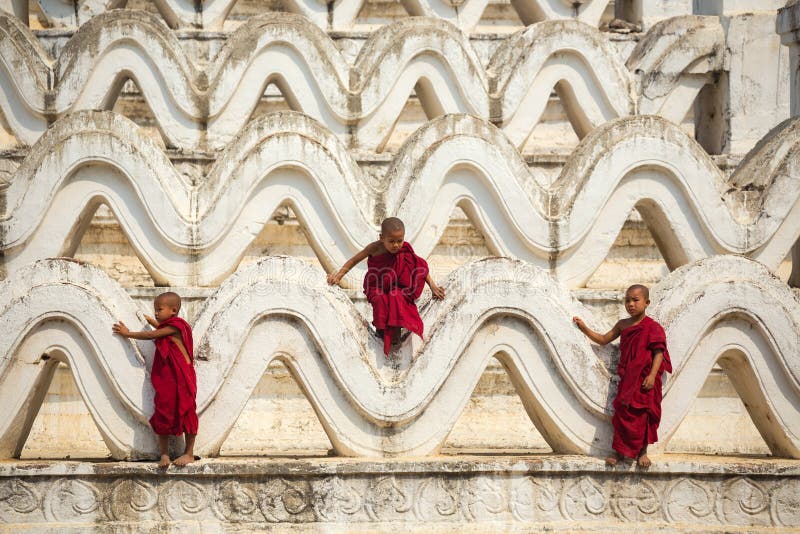 Myanmar novis tre klättrade pagoden royaltyfri fotografi Myanmar novis tre klättrade pagoden royaltyfri fotografi