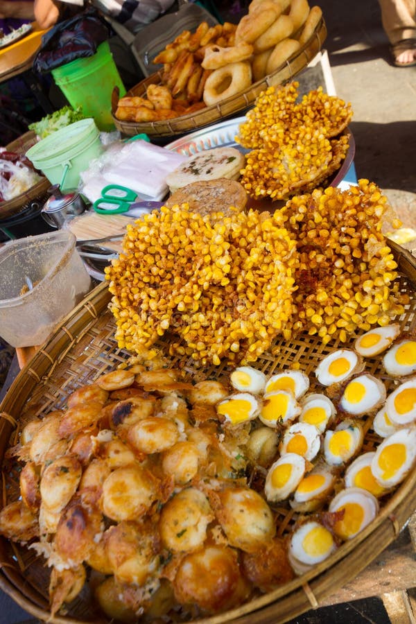Straatvoedsel uit Myanmar stock afbeelding