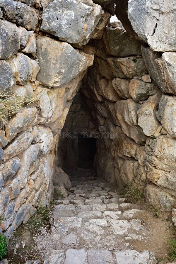 Mycenae και αρχαιολογική περιοχή Tiryns Η είσοδος στην κοπριά στοκ εικόνα Mycenae και αρχαιολογική περιοχή Tiryns Η είσοδος στην κοπριά στοκ εικόνα