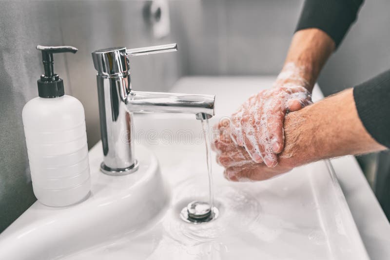 Mycie rąk tarcie mydłem dla higieniczności zapobiegania wirusom koronnym, aby powstrzymać rozprzestrzenianie się koronawirusa