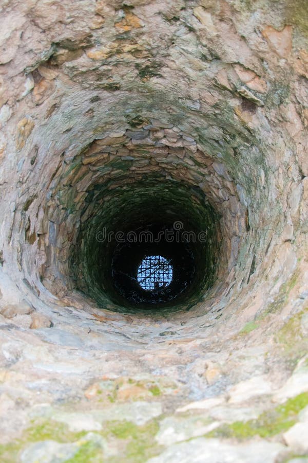 Mycket djupt gammal vattenbrunn arkivfoton Mycket djupt gammal vattenbrunn arkivfoton