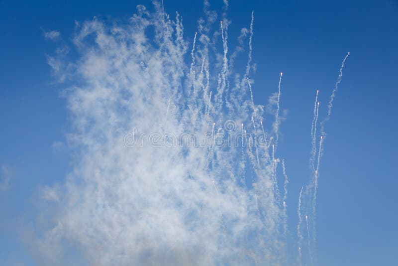 Mycket falska värmefällor mot en blå himmel arkivbilder