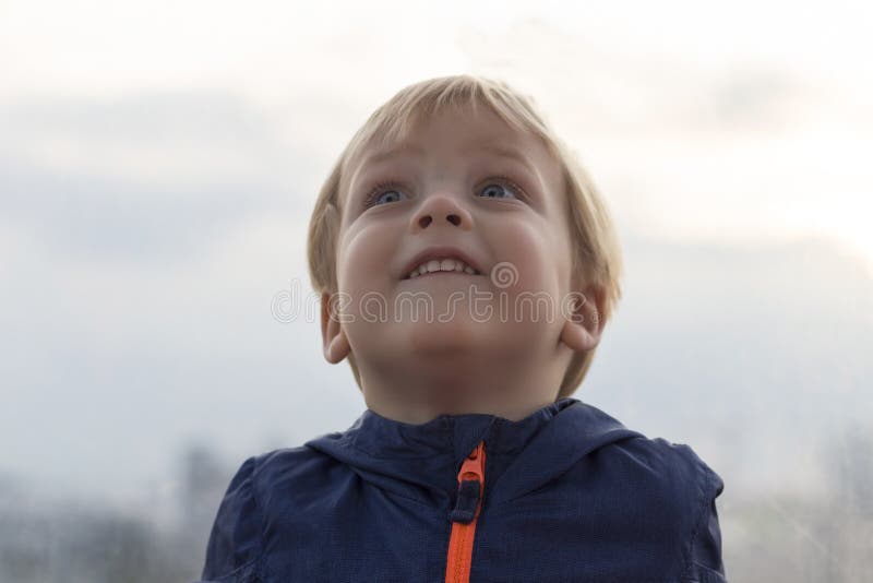 Mycket gullig förvånad pys Rolig pojkeframsida som ser upp mot suddig bakgrund royaltyfri foto Mycket gullig förvånad pys Rolig pojkeframsida som ser upp mot suddig bakgrund royaltyfri foto