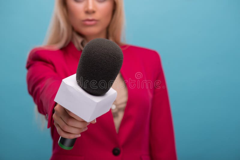 Mycket härlig TVpresentatör royaltyfri fotografi Mycket härlig TVpresentatör royaltyfri fotografi