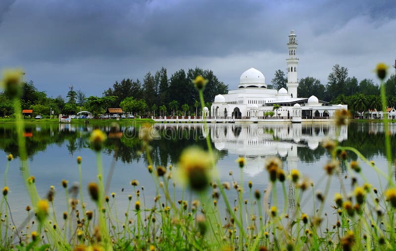 Mycket härliga Kuala Ibai Mosque i Terengganu royaltyfri foto Mycket härliga Kuala Ibai Mosque i Terengganu royaltyfri foto