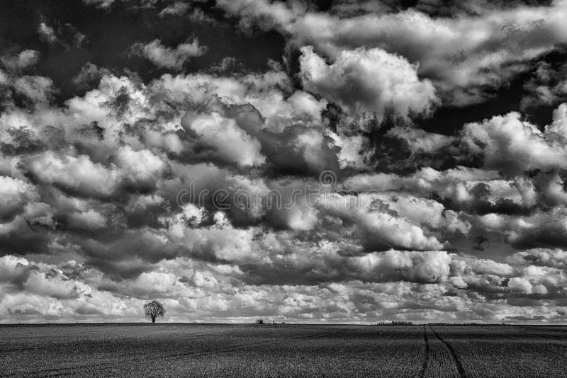 Mycket stora svarta moln i himlen f?r stormen fotografering för bildbyråer Mycket stora svarta moln i himlen f?r stormen fotografering för bildbyråer