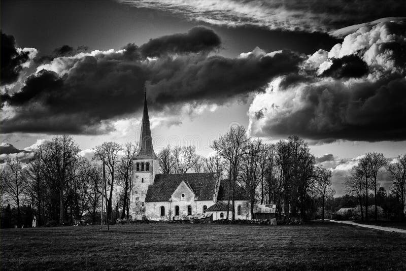Mycket stora svarta moln i himlen f?r stormen royaltyfria bilder Mycket stora svarta moln i himlen f?r stormen royaltyfria bilder