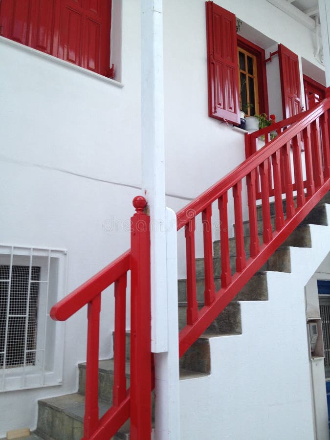 Mykonos - Casa Branca com escadas vermelhas e fechadura foto de stock Mykonos - Casa Branca com escadas vermelhas e fechadura foto de stock