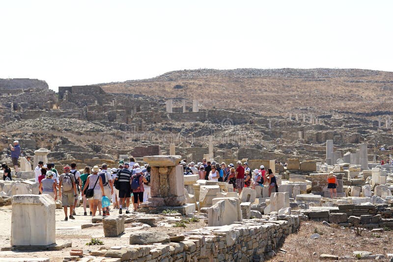Mykonos Grekland, 11 September 2018, turister ankommer hela tiden för att besöka det arkeologiska museet fotografering för bildbyråer Mykonos Grekland, 11 September 2018, turister ankommer hela tiden för att besöka det arkeologiska museet fotografering för bildbyråer