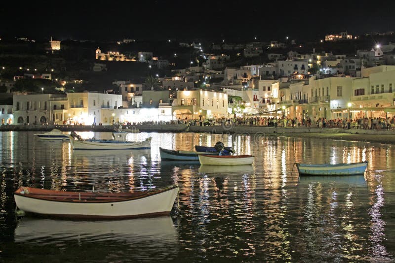 De ocupado verano viejo puerto de isla, grecia.