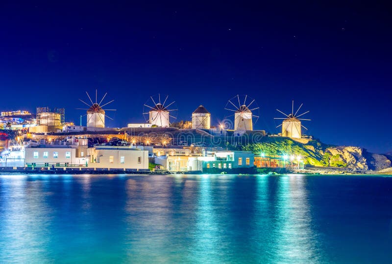 Mykonos port med fartyg och väderkvarnar på aftonen, Cyclades öar arkivbilder Mykonos port med fartyg och väderkvarnar på aftonen, Cyclades öar arkivbilder