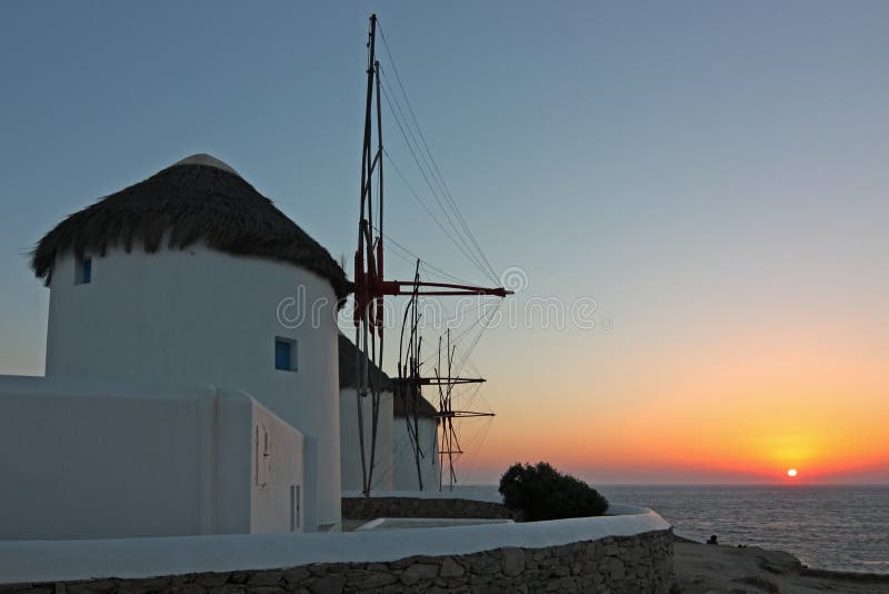 Die berühmten Windmühlen von Mykonos (Griechenland) bei Sonnenuntergang.