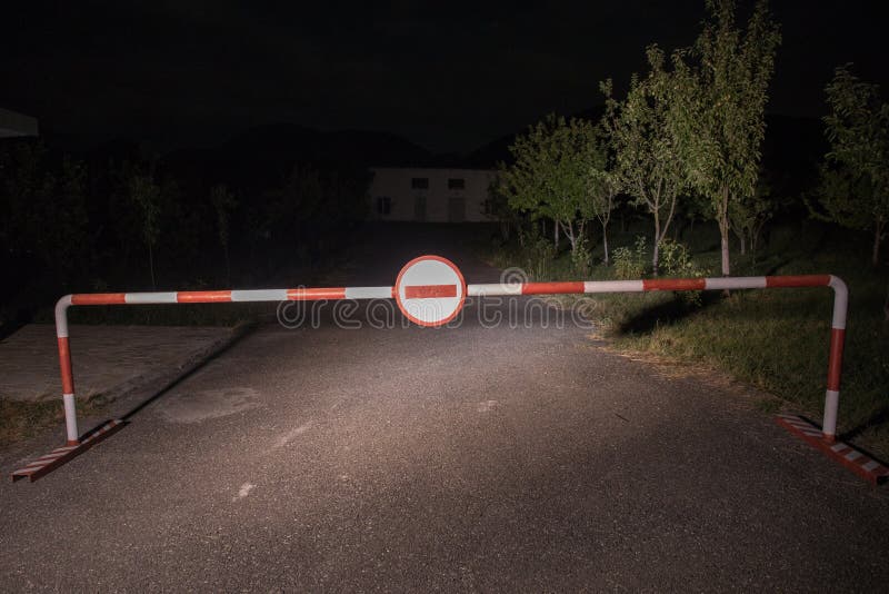 Mylny sposobu pojęcie Bariera z znakiem żadny wejście przy nocą Bariery pozycja na drodze straszny nawiedzający budynek z duchami obrazy royalty free Mylny sposobu pojęcie Bariera z znakiem żadny wejście przy nocą Bariery pozycja na drodze straszny nawiedzający budynek z duchami obrazy royalty free