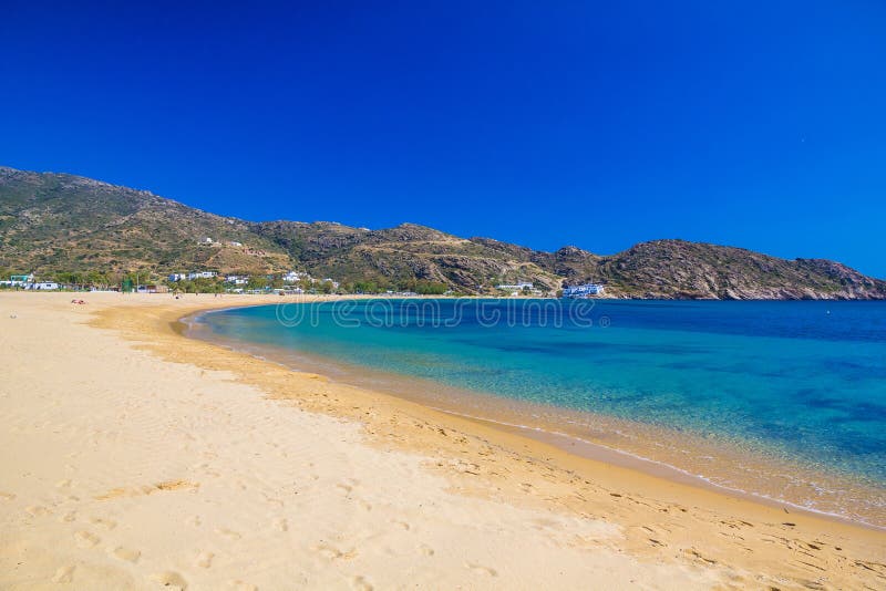 Mylopotas amarillea la playa de la arena, isla del IOS, Cícladas, egeas, Grecia