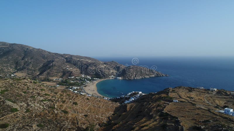 Mylopotas sur l'île d'ios dans les cyclades en grèce vu du ciel banque de vidéos
