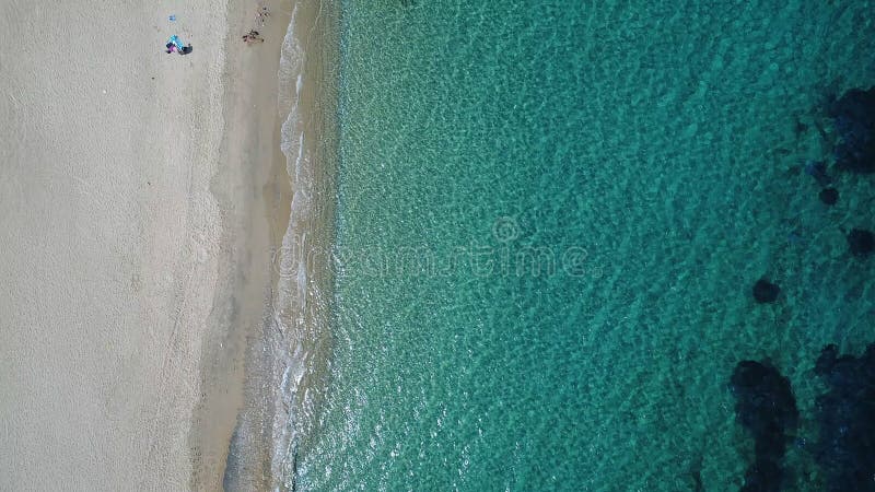 Mylopotas sur l'île d'ios dans les cyclades en grèce vu du ciel banque de vidéos