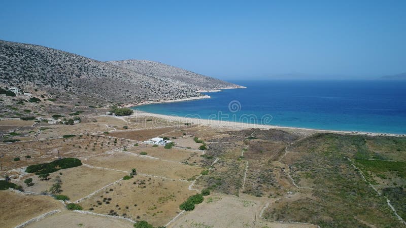 Mylopotas sur l'île de ios dans les cyclades en grèce vu du ciel banque de vidéos