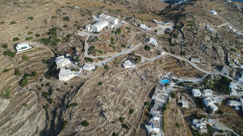 Mylopotas sur l'île de ios dans les cyclades en grèce vu du ciel clips vidéos