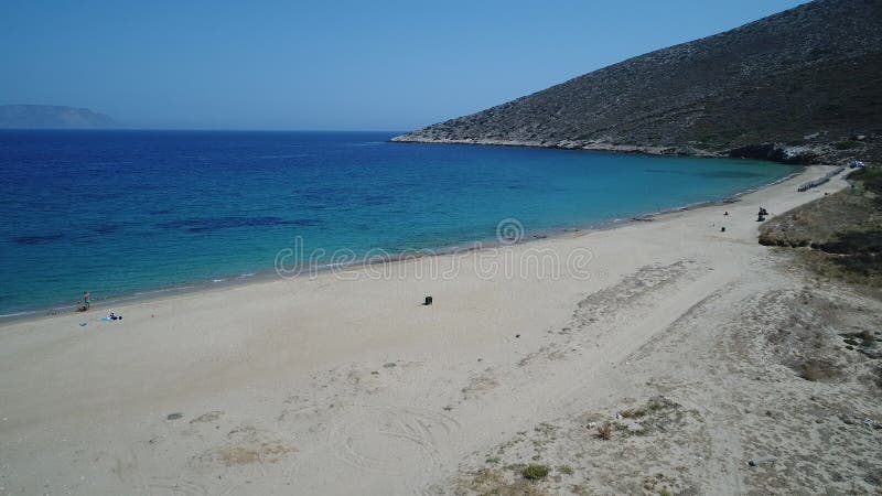 Mylopotas sur l'île de ios dans les cyclades en grèce vu du ciel banque de vidéos