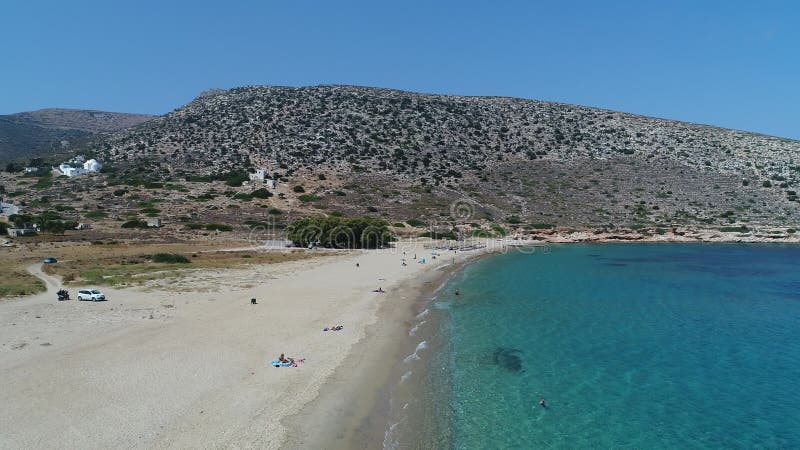 Mylopotas sur l'île de ios dans les cyclades en grèce vu du ciel banque de vidéos