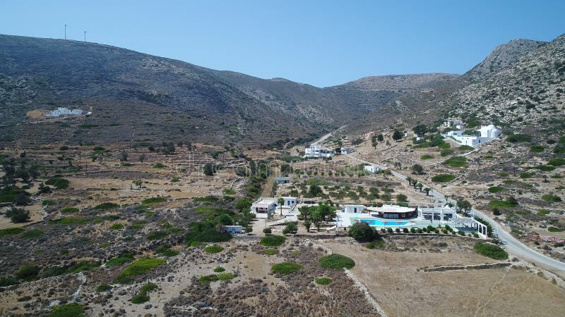 Mylopotas sur l'île de ios dans les cyclades en grèce vu du ciel banque de vidéos