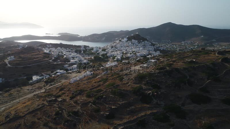 Mylopotas sur l'île de ios dans les cyclades en grèce vu du ciel banque de vidéos