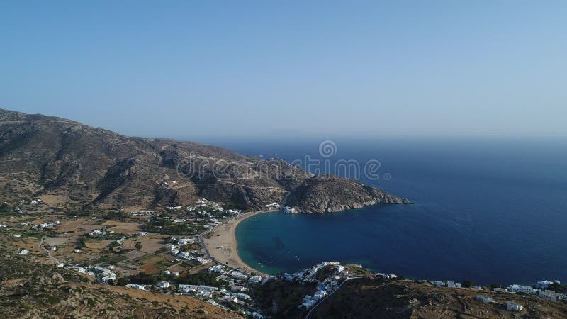 Mylopotas sur l'île de ios dans les cyclades en grèce vu du ciel banque de vidéos
