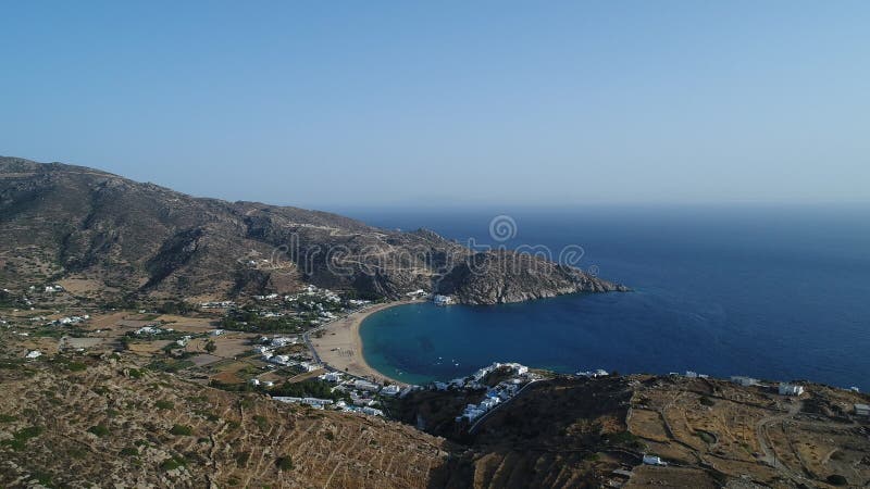 Mylopotas sur l'île de ios dans les cyclades en grèce vu du ciel banque de vidéos