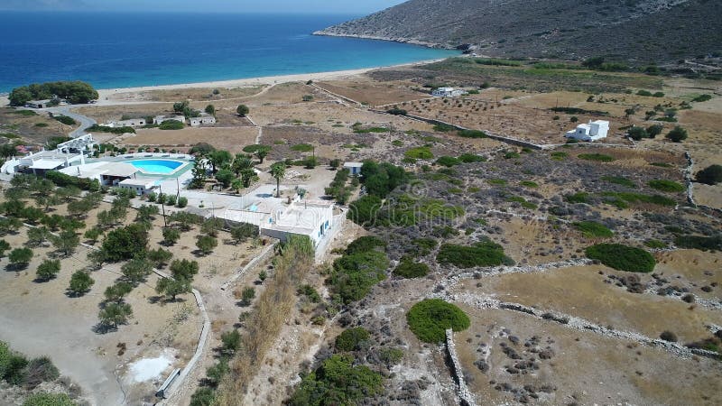 Mylopotas sur l'île de ios dans les cyclades en grèce vu du ciel clips vidéos