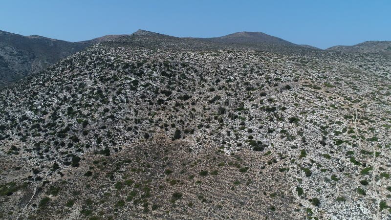 Mylopotas sur l'île de ios dans les cyclades en grèce vu du ciel clips vidéos