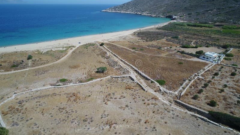 Mylopotas sur l'île de ios dans les cyclades en grèce vu du ciel banque de vidéos