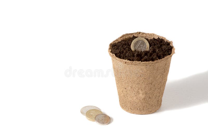 Mynt och en torvkruka för plantor som tillsammans ligger, i ett lantligt jordbruksproduktionföretag som isoleras över vit arkivfoton Mynt och en torvkruka för plantor som tillsammans ligger, i ett lantligt jordbruksproduktionföretag som isoleras över vit arkivfoton