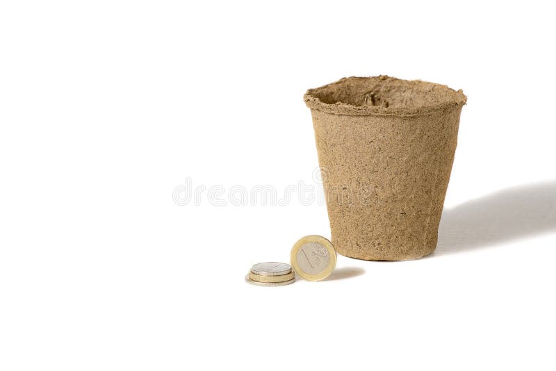 Mynt och en torvkruka för plantor som tillsammans ligger, i ett lantligt jordbruksproduktionföretag som isoleras över vit fotografering för bildbyråer Mynt och en torvkruka för plantor som tillsammans ligger, i ett lantligt jordbruksproduktionföretag som isoleras över vit fotografering för bildbyråer