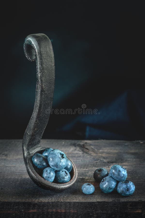 Myrtilles mûres dans un pot avec une poignée d'argile sur un fond en bois Art, discret Copiez l'espace photographie stock libre de droits Myrtilles mûres dans un pot avec une poignée d'argile sur un fond en bois Art, discret Copiez l'espace photographie stock libre de droits