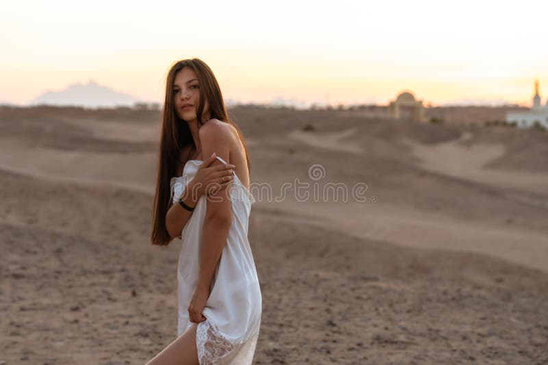 Nacktes Mädchen Steht In Der Wüste An Der Strasse