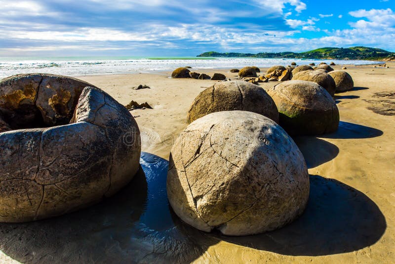 Сферолиты острова Чамп. Валуны Моераки, новая Зеландия. Круглые камни острова Чамп. Валуны Моераки Википедия по английски. Huge round