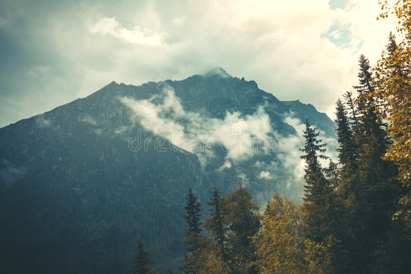 Tajomná krajina. Na Tatry padá hmla.