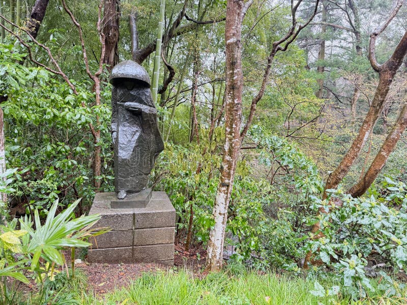 Mysterisk stenstaty i Lush Forest royaltyfri foto