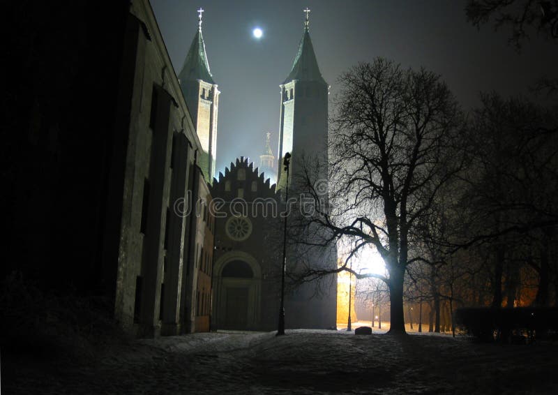Mysteriöse gotische Kathedrale in Plock Polen nachts durch den Mondschein Kathedrale von gesegneten Jungfrau Maria von Masovia, i stockbilder Mysteriöse gotische Kathedrale in Plock Polen nachts durch den Mondschein Kathedrale von gesegneten Jungfrau Maria von Masovia, i stockbilder