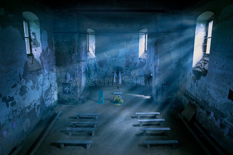 Mysteriöse Kirche Innen mit Mondscheinstrahlen in der Nacht stockbild