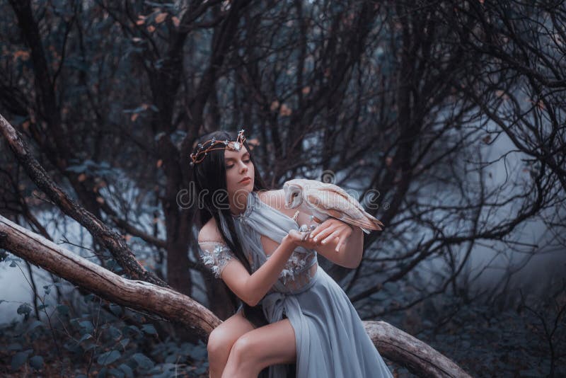 Mysteriöse Zauberin mit einem Vogel stockbilder