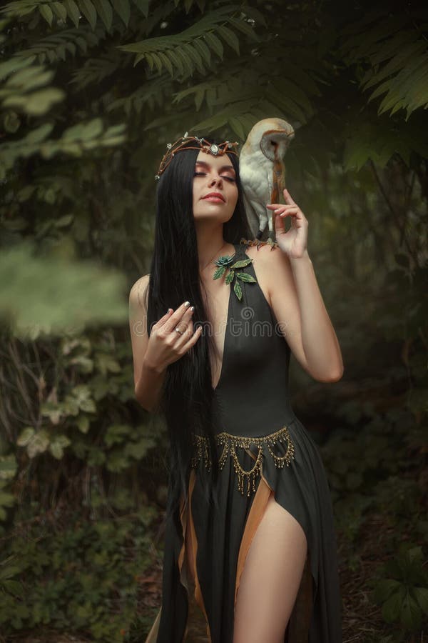 Mysteriöse Zauberin mit einem Vogel lizenzfreie stockbilder