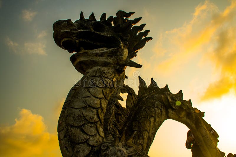 Mysteriöser Drache des Sonnenuntergangs des Hang Mua Cave-Tempelstandpunkts in Ninh Binh, Vietnam lizenzfreie stockfotografie Mysteriöser Drache des Sonnenuntergangs des Hang Mua Cave-Tempelstandpunkts in Ninh Binh, Vietnam lizenzfreie stockfotografie