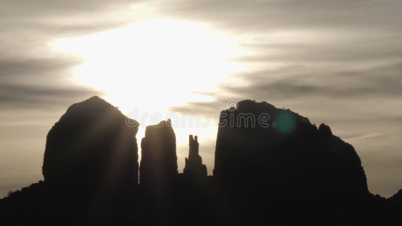 Mystical Sun en Clouds achter Sedona Rock formaties trage pantsertijd