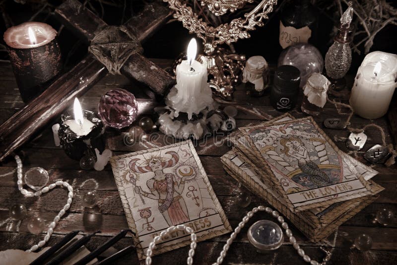 Mysticusritueel met tarotkaarten, magische voorwerpen en kaarsen in grungestijl royalty-vrije stock afbeelding Mysticusritueel met tarotkaarten, magische voorwerpen en kaarsen in grungestijl royalty-vrije stock afbeelding