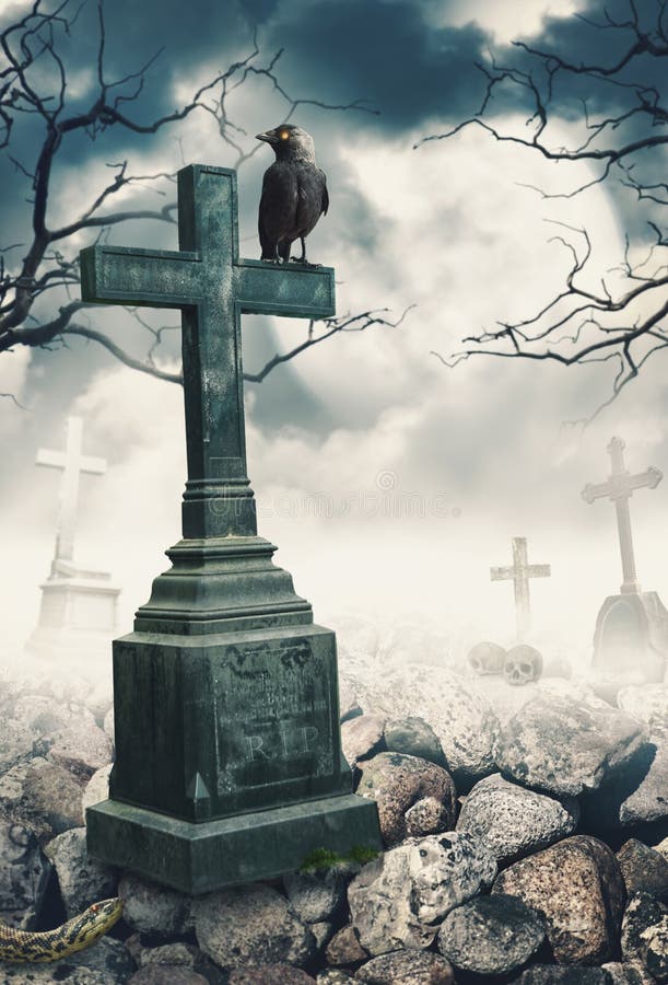 Mystischer gespenstischer Hintergrund Halloweens mit Raben und Kreuz lizenzfreies stockbild Mystischer gespenstischer Hintergrund Halloweens mit Raben und Kreuz lizenzfreies stockbild