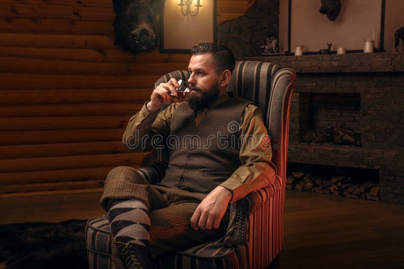 Myśliwego mężczyzna napoju alkohol po pomyślnego polowania obraz stock Myśliwego mężczyzna napoju alkohol po pomyślnego polowania obraz stock