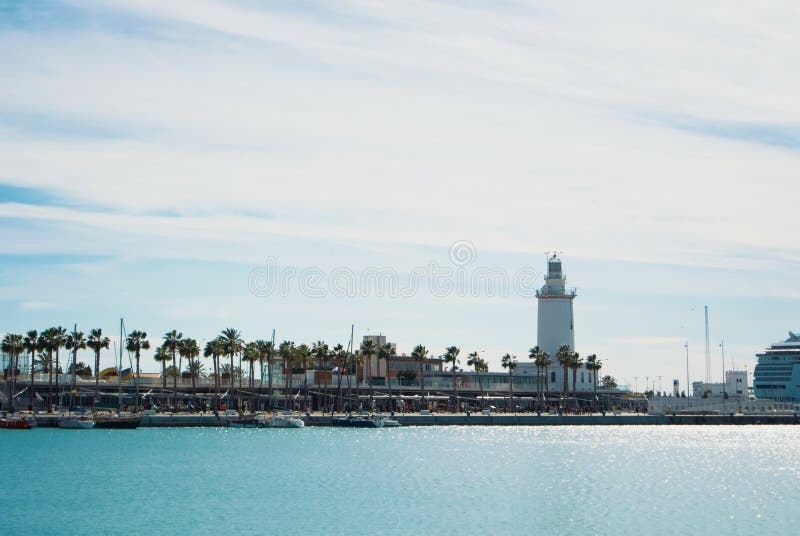 MÁLAGA, ESPAÑA - 7 DE FEBRERO DE 2017: Un paisaje con el lig de Farola del La foto de archivo MÁLAGA, ESPAÑA - 7 DE FEBRERO DE 2017: Un paisaje con el lig de Farola del La foto de archivo